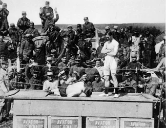 Carpentier donne le coup de grâce au front : le célèbre boxeur remet les gants pour honorer un héros, de The Illustrated War News